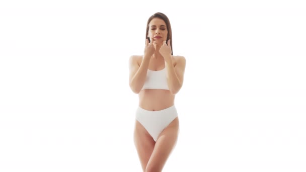 Zole Edilmiş Beyaz Arka Planda Beyaz Çamaşırlı Güzel Bir Kadın — Stok video