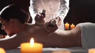 Genç, sağlıklı ve güzel bir kadın spa salonunda masaj terapisi görüyor. Sağlıklı yaşam tarzı ve vücut bakımı kavramı.