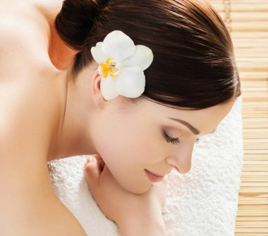 Genç, güzel ve sağlıklı kadın spa salonda. Geleneksel oryantal terapi ve güzellik bakımları.