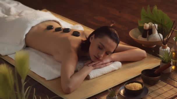 Una Mujer Joven Saludable Hermosa Recibe Terapia Masaje Salón Spa — Vídeos de Stock