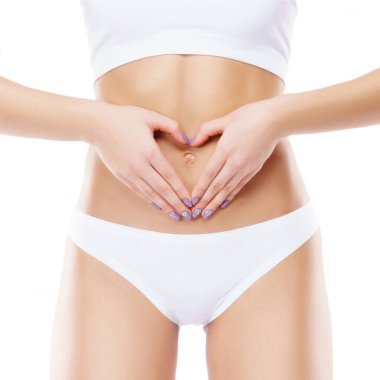 Beyaz arka planda beyaz mayo giyen genç, fit ve güzel bir kadın. Sağlık, diyet, spor ve spor kavramı.