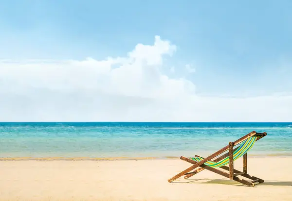 Lounge Stoelen Een Tropisch Strand Zomer Reizen Vakantie Concept — Stockfoto