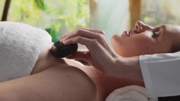 Wanita Muda Sehat Dan Cantik Mendapat Terapi Pijat Salon Spa — Stok Video