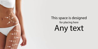 Mayo giymiş ince ve sportif vücutlu güzel bir kadın midesinde ve bacaklarında oklar var. Yağ kaybı, yağ aldırma ve selülit temizleme konsepti.