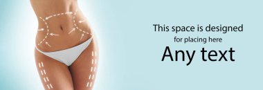 Mayo giymiş ince ve sportif vücutlu güzel bir kadın midesinde ve bacaklarında oklar var. Yağ kaybı, yağ aldırma ve selülit temizleme konsepti.