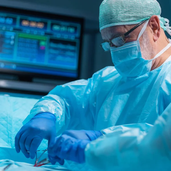 Разнообразная Команда Профессиональных Врачей Проводит Хирургическую Операцию Современной Операционной Использованием — стоковое фото
