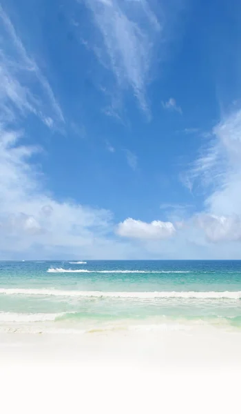 Zomer Strand Lucht Zee Rotsen Natuur Achtergrond Concept Reizen Vakantie Rechtenvrije Stockfoto's
