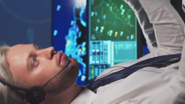 Kontrol Kulesindeki Hava Trafik Kontrolörlerinin Işyeri Profesyonel Uçak Kontrol Subayları — Stok video