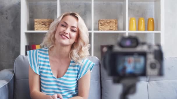 Genç Çekici Bir Kadın Bir Kamerayla Video Blogu Kaydediyor Mutlu — Stok video