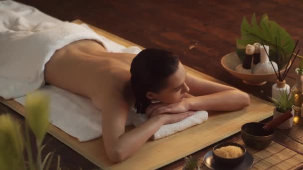 Mladá Zdravá Krásná Žena Dostává Masážní Terapii Lázeňském Salonu Symbolizující — Stock video