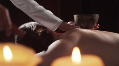 Genç, sağlıklı ve güzel bir kadın spa salonunda masaj terapisi görüyor. Sağlıklı yaşam tarzı ve vücut bakımı kavramı.