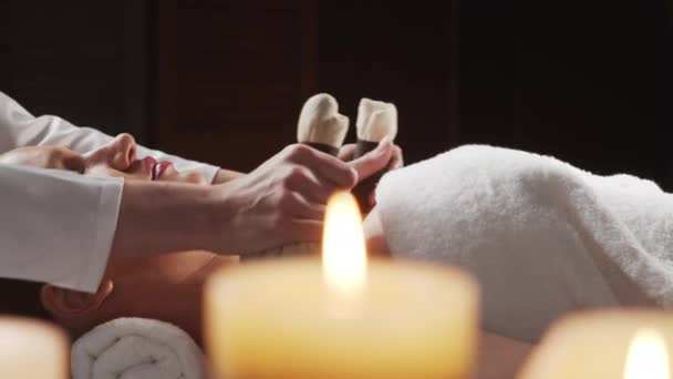 Femeia Tânără Sănătoasă Frumoasă Primește Terapie Masaj Salonul Spa Stilul — Videoclip de stoc