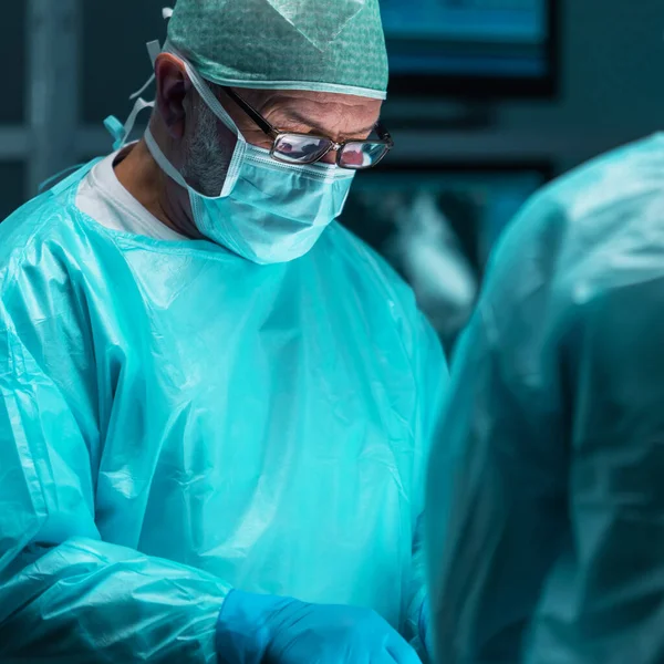 Equipe Diversificada Médicos Profissionais Realiza Uma Operação Cirúrgica Uma Sala Imagens De Bancos De Imagens