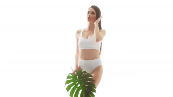 Belle Femme Sous Vêtements Blancs Sur Fond Blanc Isolé Vidéo — Video