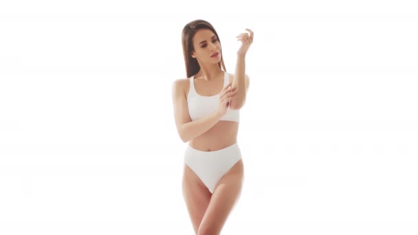 Krásná Žena Bílém Prádle Přes Izolované Bílé Pozadí Studio Video — Stock video