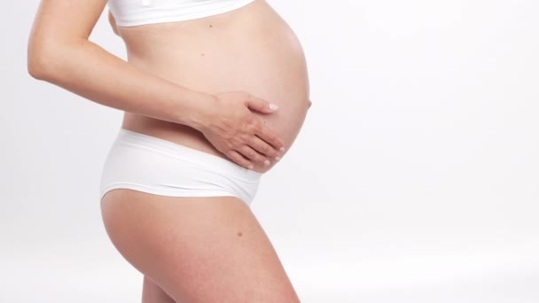 Junge Glückliche Und Gesunde Schwangere Vor Weißem Hintergrund Studio Video — Stockvideo
