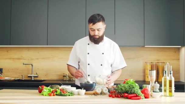자녀는 현대식 주방에서 그릇을 남자는 집에서 음식을 건강에 맛있는 음식을 — 비디오