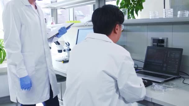 Wissenschaftler Labor Asiatische Ärzte Die Medizinische Forschung Betreiben Laborwerkzeuge Mikroskop — Stockvideo
