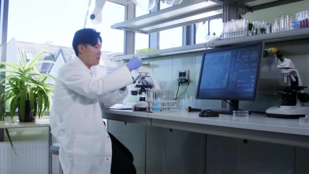 Laboratuarda Çalışan Bir Bilim Adamı Asya Doktoru Tıbbi Araştırma Yapıyor — Stok video