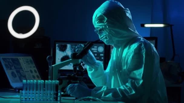 Laboratuvar Ekipmanları Mikroskoplar Test Tüpleri Kullanarak Araştırma Laboratuarında Çalışan Koruyucu — Stok video