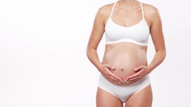 健康的孕妇站在白种人面前 演播室录像预期婴儿 怀孕和母性概念 — 图库视频影像