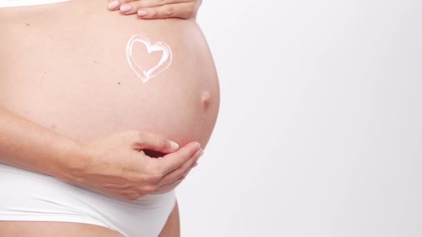 白の背景の前に若い 幸せと健康的な妊婦 スタジオビデオ 赤ちゃんの期待 妊娠と母親の概念 — ストック動画