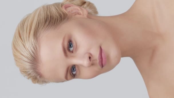 Studioporträt Einer Jungen Schönen Und Natürlichen Blonden Frau Die Hautpflegecreme — Stockvideo