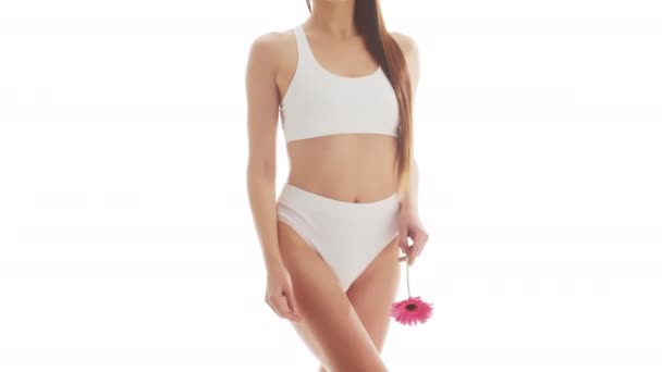 漂亮的女人穿着白色内裤 背景是孤立的白色 拍摄身穿泳衣的健康少女的特写镜头 健康和皮肤护理 节食和化妆品的概念 — 图库视频影像