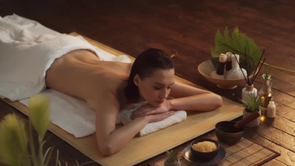 一位年轻 美丽的女子在温泉沙龙接受按摩治疗 象征着健康与幸福的概念 — 图库视频影像