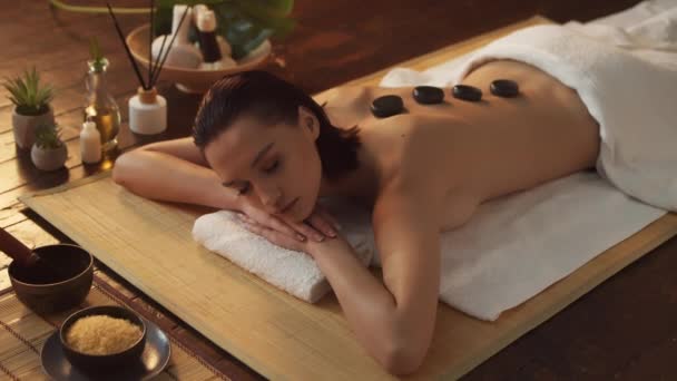 Młoda Zdrowa Piękna Kobieta Otrzymuje Masaż Salonie Spa Symbolizując Koncepcję — Wideo stockowe