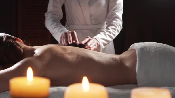 Uma Mulher Jovem Saudável Bonita Recebe Terapia Massagem Pedra Salão — Vídeo de Stock