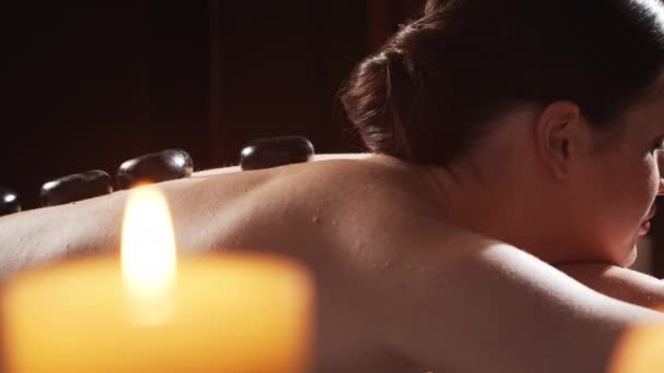 Junge Gesunde Und Schöne Frau Erhält Massagetherapie Wellness Salon Gesunder — Stockvideo