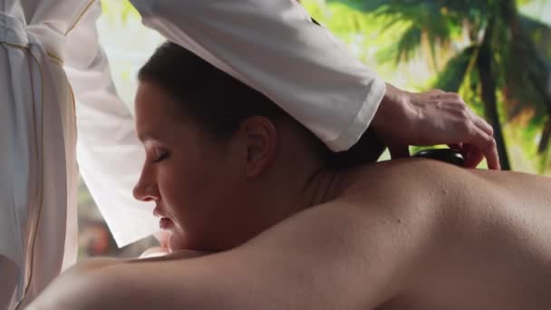 Młoda Zdrowa Piękna Kobieta Przechodzi Masaż Salonie Spa Zdrowy Styl — Wideo stockowe