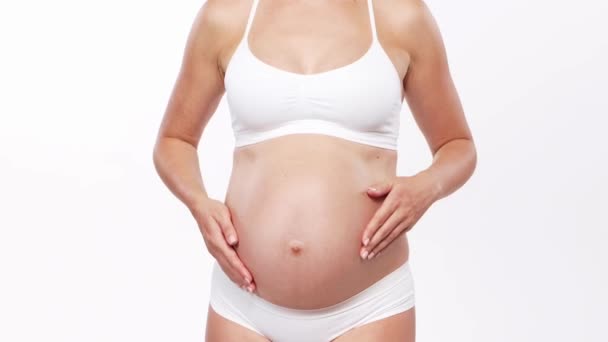 Νέα Ευτυχισμένη Και Υγιής Έγκυος Γυναίκα Μπροστά Λευκό Φόντο Βίντεο — Αρχείο Βίντεο