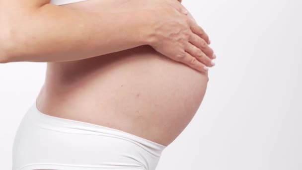 Mujer Embarazada Joven Feliz Saludable Delante Fondo Blanco Vídeo Del — Vídeos de Stock