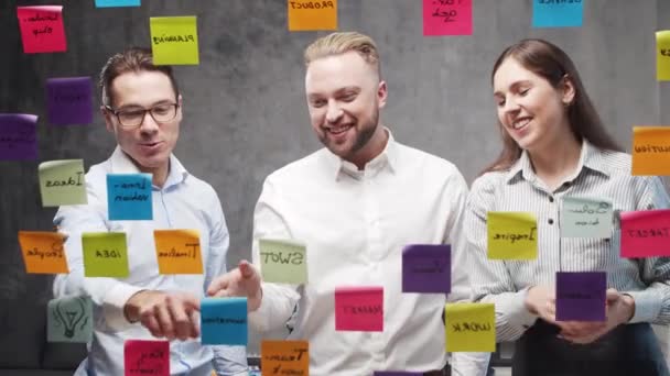Ein Team Junger Geschäftsleute Macht Bei Einem Meeting Brainstorming Mit — Stockvideo