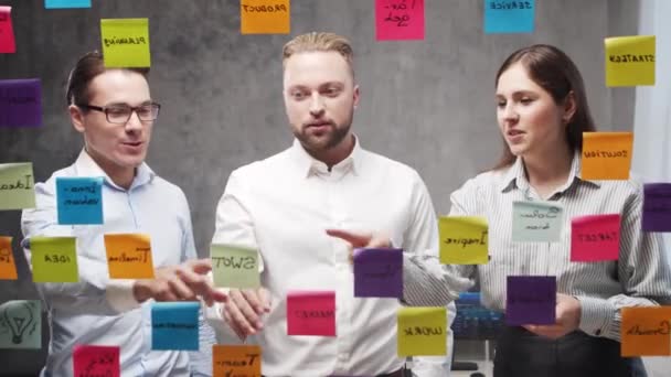 Equipe Jovens Empresários Está Fazendo Brainstorm Uma Reunião Usando Adesivos — Vídeo de Stock