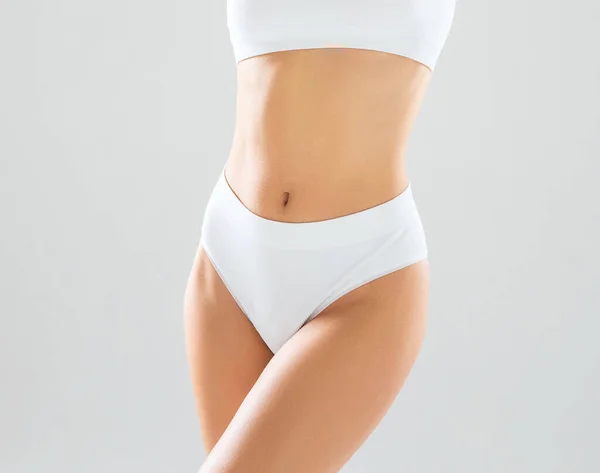 白い背景に白い水着の若く フィットし 美しい女性 ヘルスケア ダイエット スポーツ フィットネスコンセプト — ストック写真