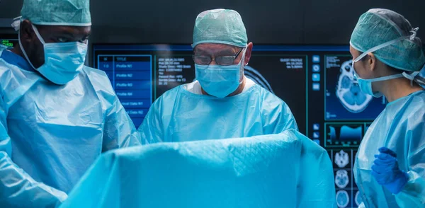 Diverso Equipo Médicos Profesionales Realiza Una Operación Quirúrgica Quirófano Moderno —  Fotos de Stock