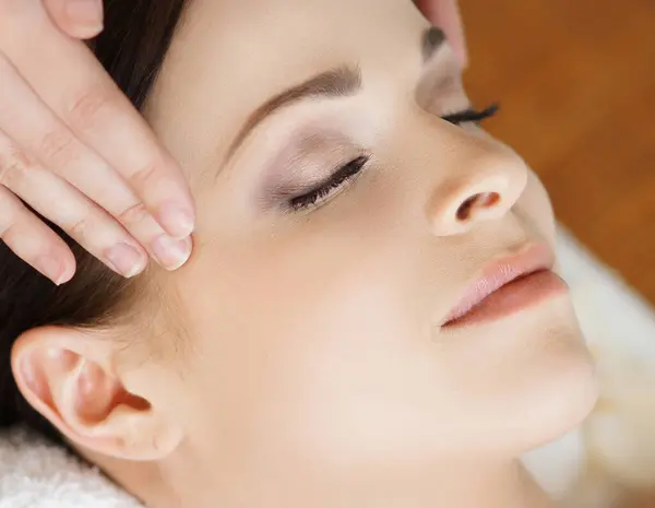 Gezonde Jonge Mooie Vrouw Spa Salon Traditionele Oosterse Massage Therapie Stockfoto
