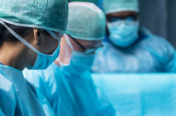 Разнообразная Команда Профессиональных Врачей Проводит Хирургическую Операцию Современной Операционной Использованием Лицензионные Стоковые Фото