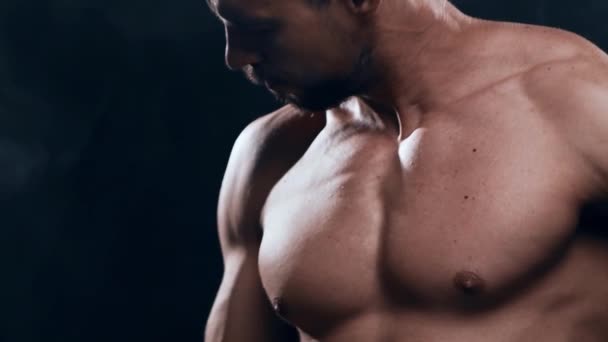 Fit Sportieve Bodybuilder Zwarte Achtergrond Bodybuilder Training Met Lange Halter — Stockvideo