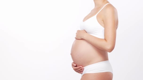 Junge Glückliche Und Gesunde Schwangere Vor Weißem Hintergrund Studio Video — Stockvideo