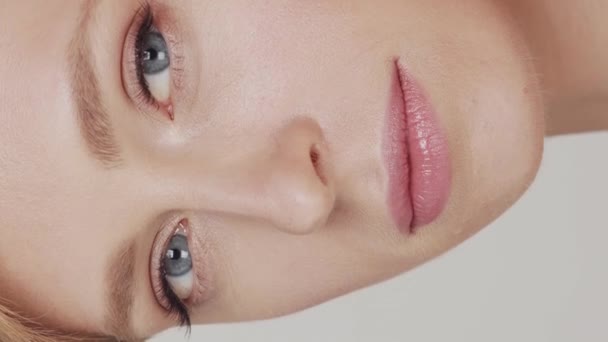 Portrait Studio Jeune Femme Blonde Belle Naturelle Concept Lifting Facial — Video
