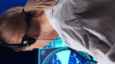 Kontrol kulesindeki hava trafik kontrolörlerinin işyeri. Profesyonel uçak kontrol subayları radar, bilgisayar navigasyon ve dijital haritalar kullanarak çalışırlar. Havacılık kavramı.