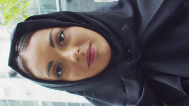히잡에서 자신감 무슬림 여자의 초상화 사무실 근로자 사업가가 도시에서 야외에서 — 비디오