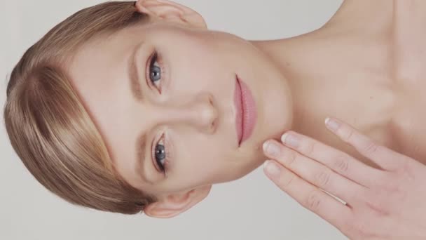 Studio Portrét Mladé Krásné Přírodní Blondýny Koncept Zvedání Obličeje Kosmetiky — Stock video