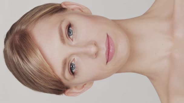 Студійний Портрет Молодої Красивої Натуральної Блондинки Концепція Підйому Обличчя Косметики — стокове відео