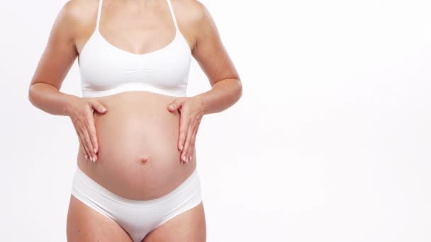 健康的孕妇站在白种人面前 演播室录像预期婴儿 怀孕和母性概念 — 图库视频影像