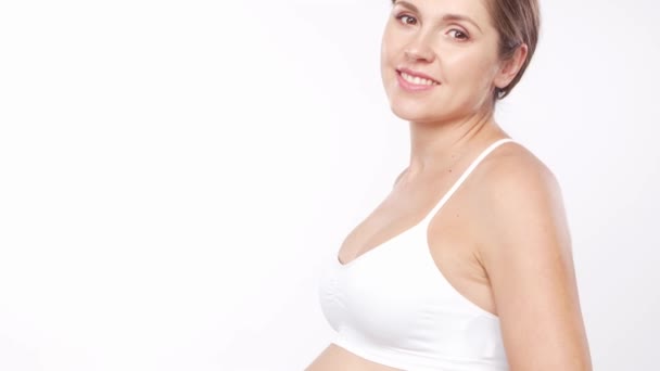 Νέα Ευτυχισμένη Και Υγιής Έγκυος Γυναίκα Μπροστά Λευκό Φόντο Βίντεο — Αρχείο Βίντεο